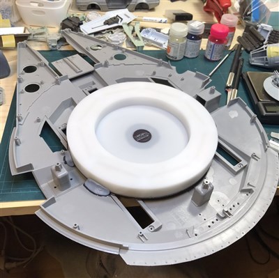 浮く「ミレニアム・ファルコン」を自作した猛者が登場