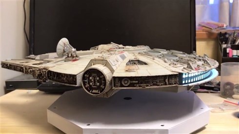浮く「ミレニアム・ファルコン」を自作した猛者が登場