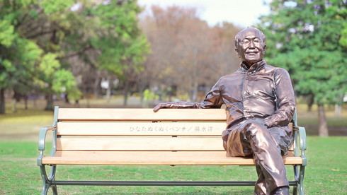吹き飛んだ銅像 うおっまぶしっ！ 宮崎県に“温水洋一の銅像”と座れるベンチが