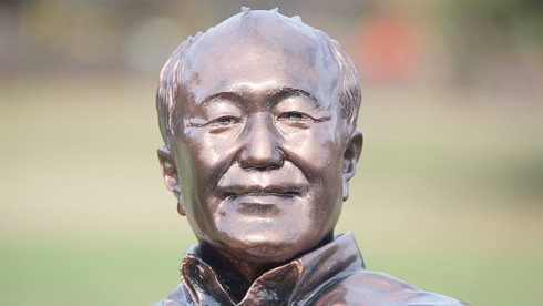 温水さんを忠実に再現した銅像です