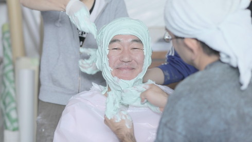 石膏で温水さんの表情を忠実に型取り