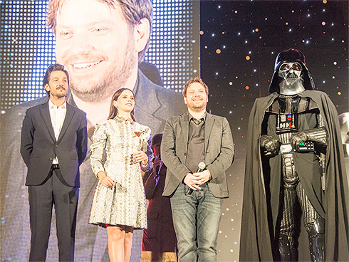 ギャレス・エドワーズ監督の隣に立つダース・ベイダー