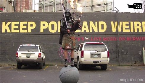 ダース・ベイダーが玉乗りしながらバグパイプから火を吹く動画