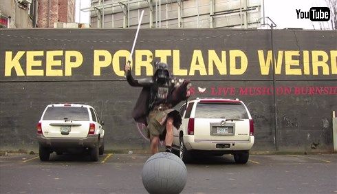 ダース・ベイダーが玉乗りしながらバグパイプから火を吹く動画