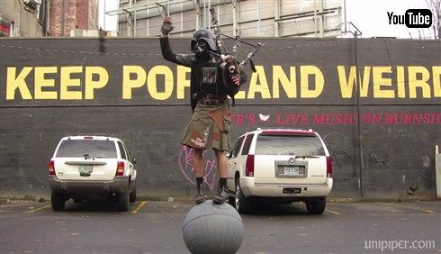 ダース・ベイダーが玉乗りしながらバグパイプから火を吹く動画