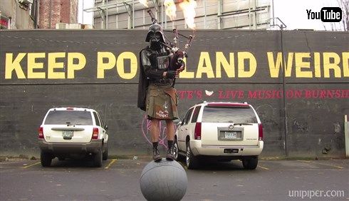 ダース・ベイダーが玉乗りしながらバグパイプから火を吹く動画