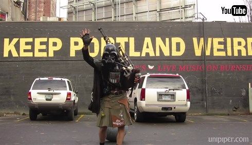 ダース・ベイダーが玉乗りしながらバグパイプから火を吹く動画