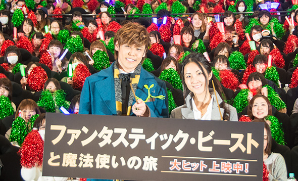応援上映に集まったファンと宮野真守さん、伊藤静さん