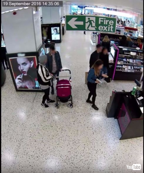 買い物中の男性