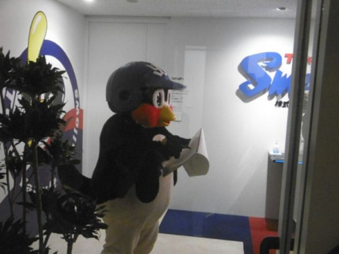 つば九郎 畜生ペンギン 契約更新 遅刻 交渉 締め出し