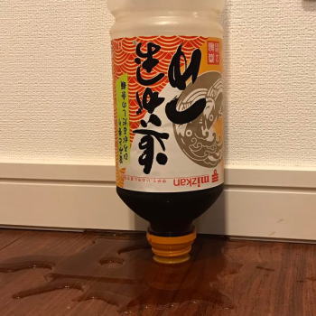 逆さまに落ちたボトル