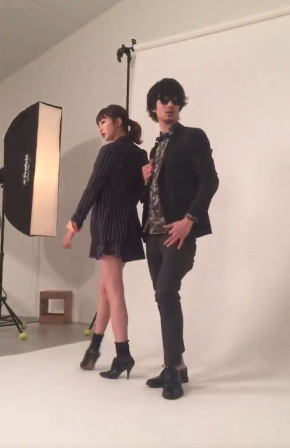 モデル 撮影 ハプニング ズボン 落ちる パンツ