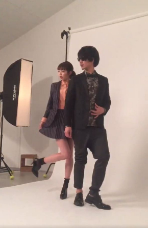 モデル 撮影 ハプニング ズボン 落ちる パンツ