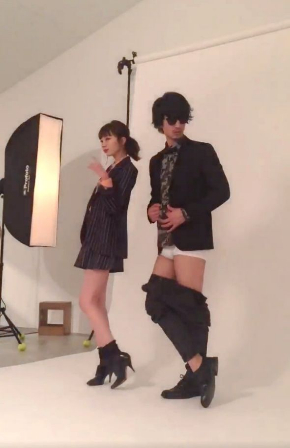モデル 撮影 ハプニング ズボン 落ちる パンツ