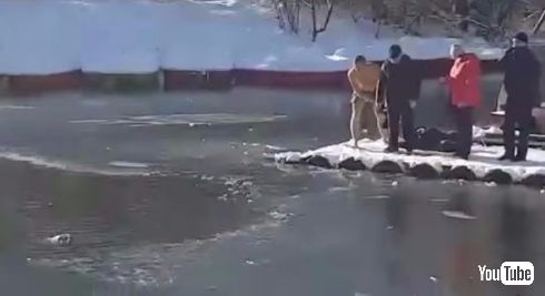 ロシア 公園 池 凍る 犬 救助 飛び込み