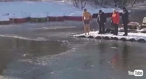 ロシア 公園 池 凍る 犬 救助 飛び込み