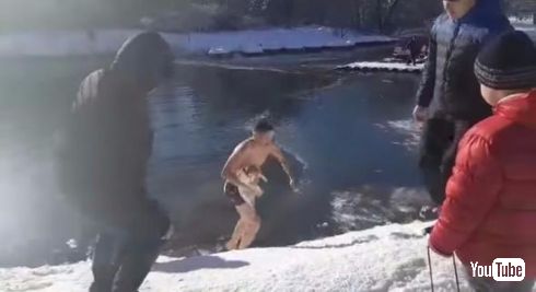 ロシア 公園 池 凍る 犬 救助 飛び込み
