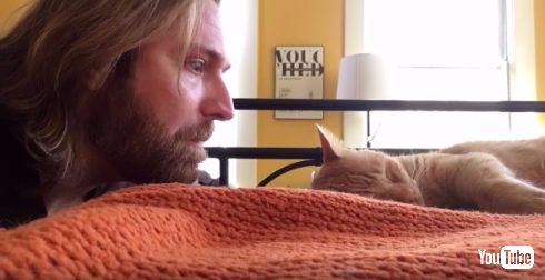 耳もとに近づいて……。