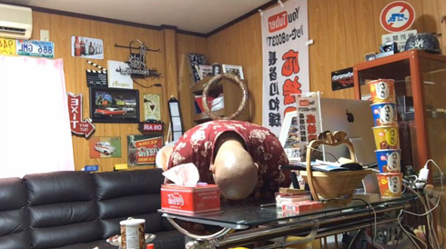 チェーンソー振り回し男