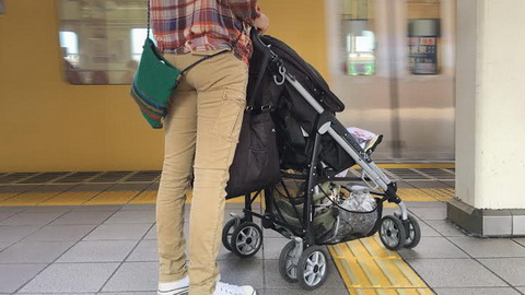ベビーカー自粛
