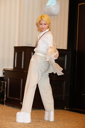 国鉄車掌の制服を着て登場した木下百花さん