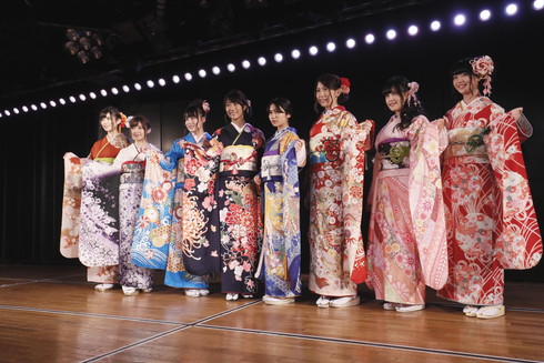 AKB4で2017年成人を迎えた岡部麟さん、佐藤朱さん、田北香世子さん、田野優花さん、福地礼奈さん、藤田奈那さん、馬嘉伶さん、茂木忍さん