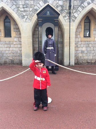 誕生日に衛兵コスチュームでウィンザー城を訪れた男の子