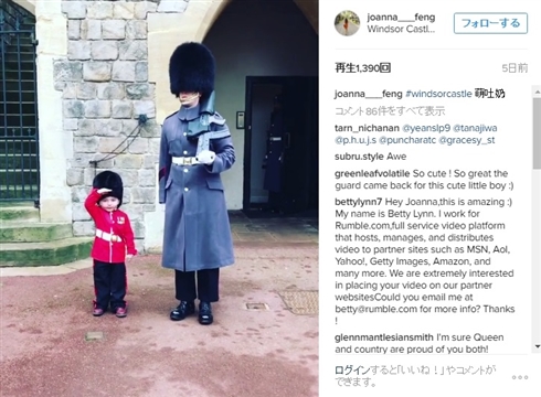 誕生日に衛兵コスチュームでウィンザー城を訪れた男の子