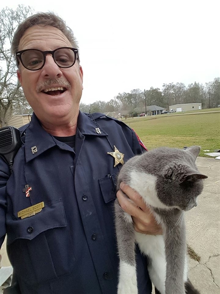 「ガレージのドアと壁の間に猫が挟まっている」通報を受けルイジアナで警官が猫を助ける