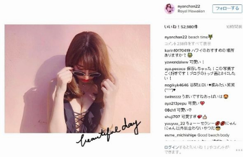 小嶋陽菜胸元の開いた水着姿