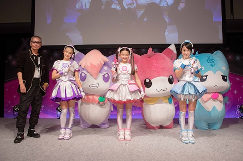 前列左から三池崇史監督、神咲マイ役の足立涼夏、一ノ瀬カノン役の内田亜紗香、橘フウカ役の小田柚葉。後列左から音楽の国の妖精リズムズのロッキー、ポップン、くらのすけ