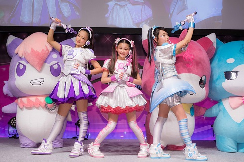 劇中衣装でパフォーマンスを披露