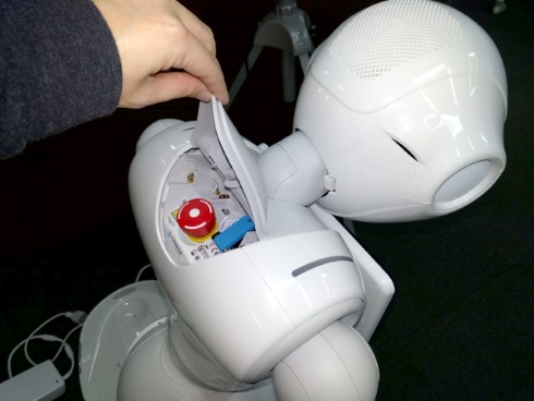 ペッパーくん 緊急停止ボタン ロボ 暴走