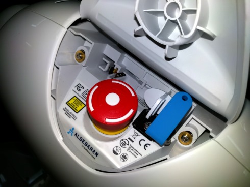 ペッパーくん 緊急停止ボタン ロボ 暴走