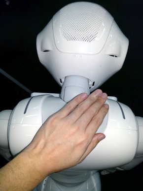 ペッパーくん 緊急停止ボタン ロボ 暴走