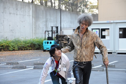 浅倉威は仮面ライダーエグゼイドである宝生永夢（飯島寛騎）たちにも襲い掛かる