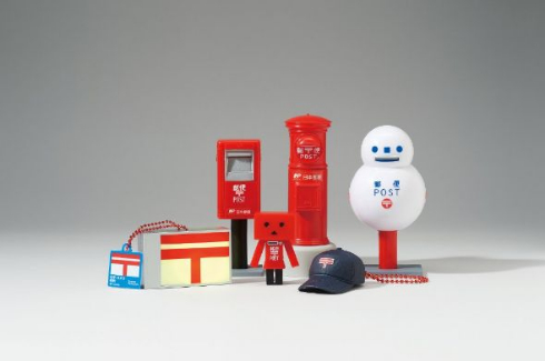 まんまる「雪だるま郵便ポスト」に真っ赤な「郵便ポストダンボー