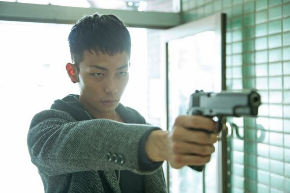 映画「ダブルミンツ」拳銃をかまえる光央