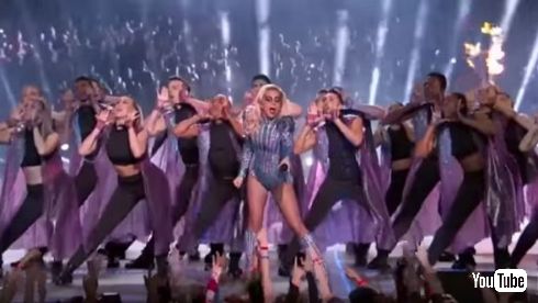 第51回スーパーボウルでレディー・ガガのハーフタイムショー