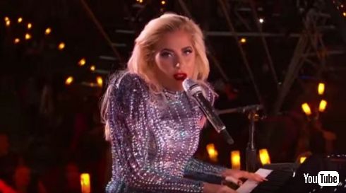 第51回スーパーボウルでレディー・ガガのハーフタイムショー