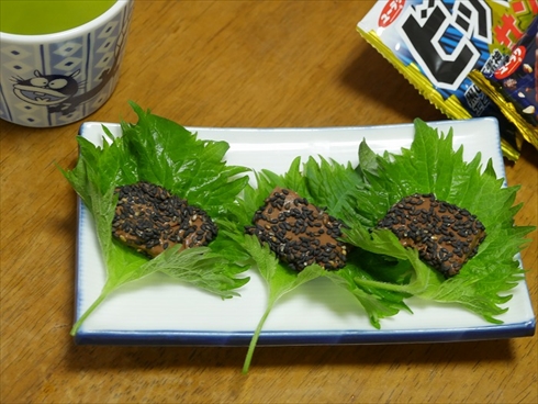 シソに乗っているチョコ