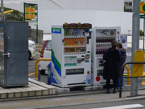 普通の自販機の隣にだしの自販機