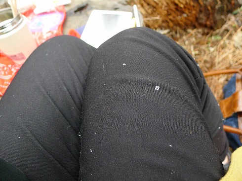 ズボンに雪がついている