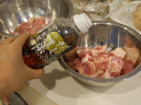 鶏肉にだし道楽入れるよ