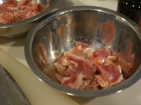 下味をつけられた鶏肉