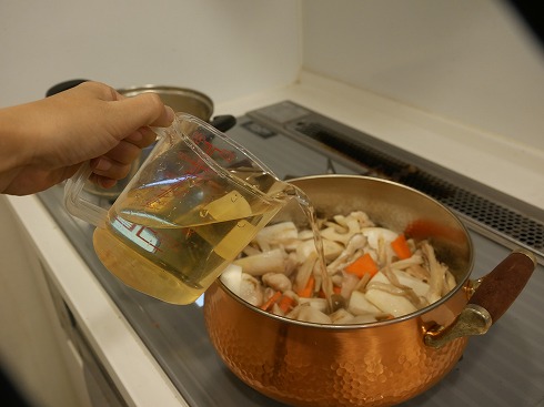 だしを鍋にいれるところ