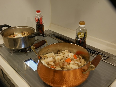 煮込まれる具材たち