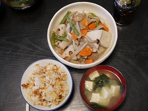 煮物と炊き込みご飯とみそ汁