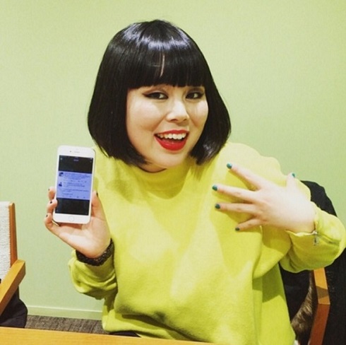 スマホを片手に大興奮で喜びを伝えるブルゾンちえみさん