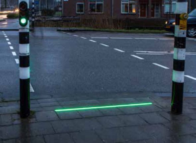 スマホ ゾンビ 歩道 信号 LED 埋め込み